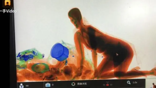 Gambar X-ray menakutkan menunjukkan seorang wanita yang naik ke pemindai keamanan di Cina