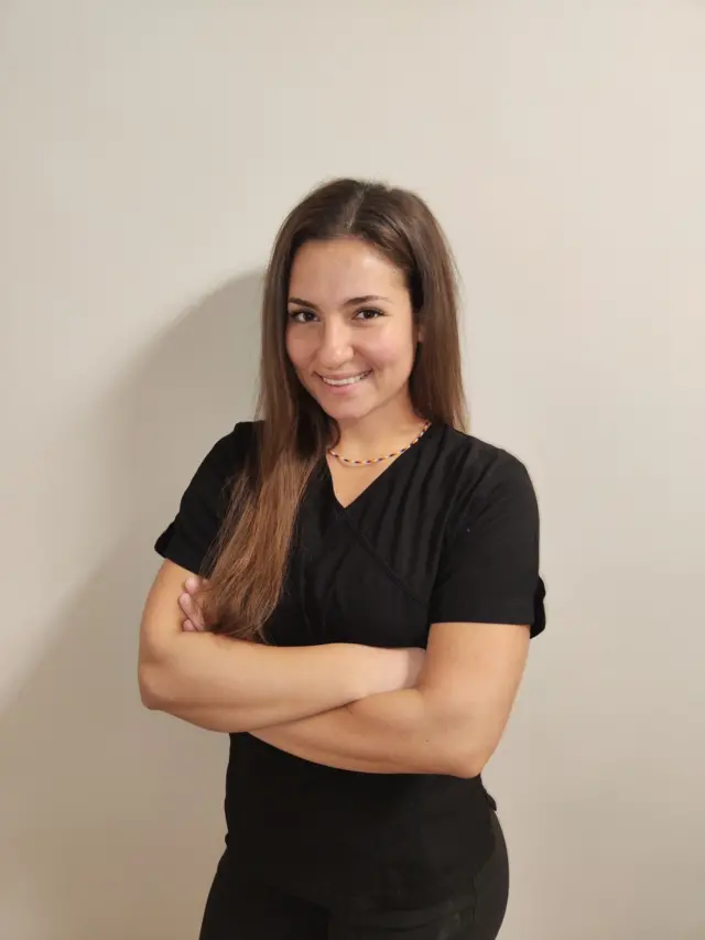 Докторка позира у црној униформи