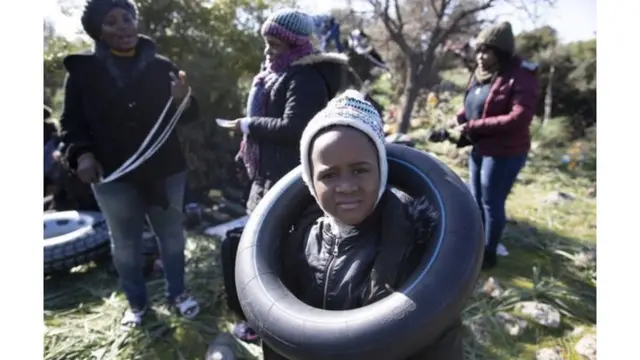 طفلة مع مهاجرين على الحدود التركية اليونانية