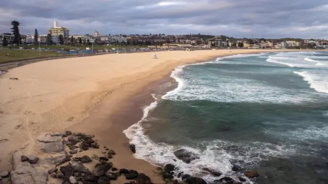 Австралийский пляж Бонди, входящий в топ-10 лучших пляжей мира, был закрыт 21 марта после того, как отдыхающие явно пренебрегали правилами социального дистанцирования