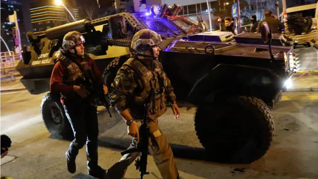 Policías turcos desplegados en la zona donde queda la galería de arte.