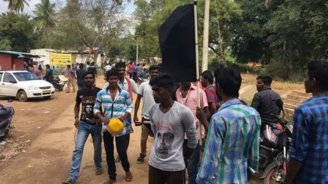 அலங்காநல்லூரில் கறுப்பு கொடியுடன் போராட வந்த இளைஞர்கள்