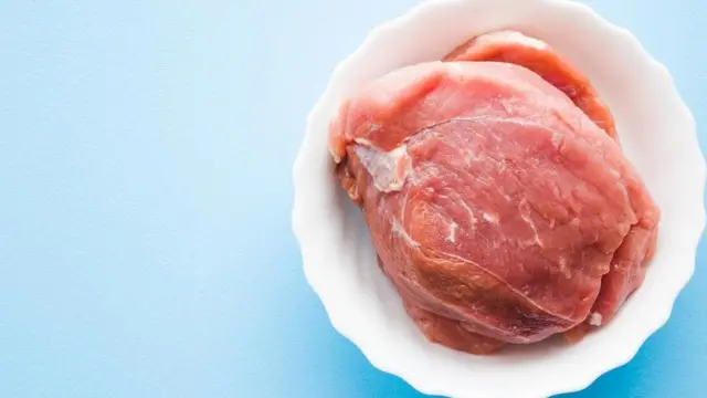 மாட்டிறைச்சி மற்றும் முட்டைகள் போன்ற விலங்கின பொருட்களின் மூலமும் கொழுப்புச் சத்து கிடைக்கிறது.