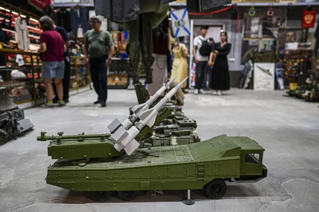 Игрушечная ракетная установка в одном из магазинов в Москве