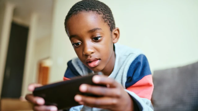 Pikin dey press phone