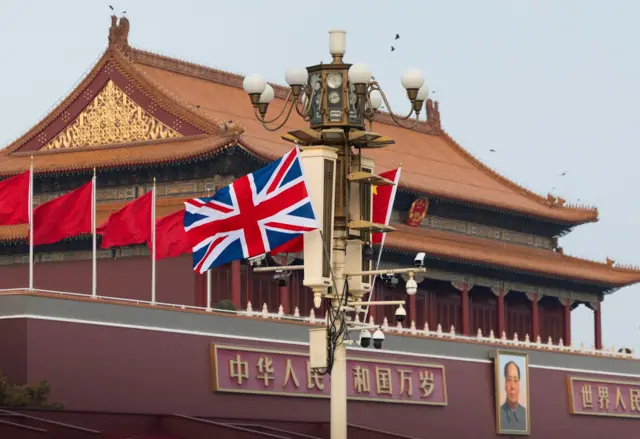 أعلام صينية وبريطانية في بكين