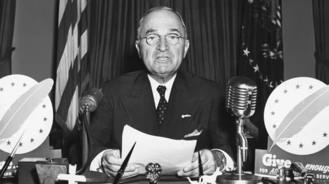 ABD Başkanı Harry S. Truman Oval Ofis'te yapılan bir televizyon yayını sırasında konuşuyor