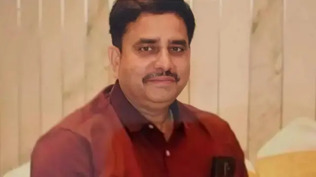 మానవేంద్ర సింగ్కు చెందిన లైసెన్స్డ్ రైఫిల్తోనే అక్షత్ తన తండ్రిని చంపినట్లు ఆరోపణలు వచ్చాయి