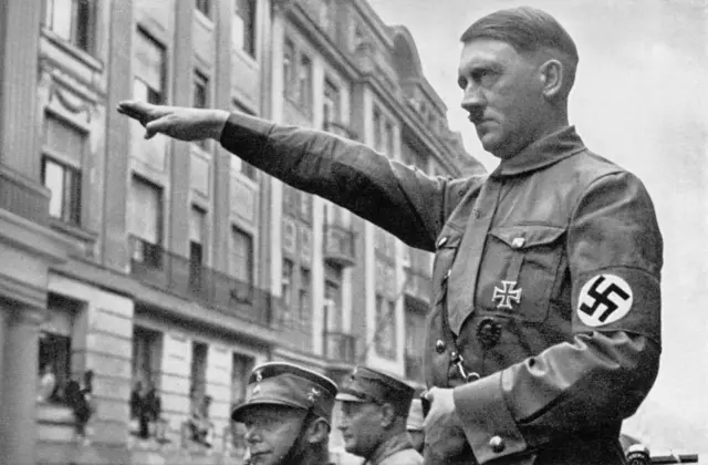 أدولف هتلر خلال استعراض عسكري في ميونخ عام 1932