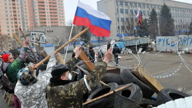 جدایی طلبان طرفدار روسیه در ۱۰ آوریل ۲۰۱۴ در مقابل ساختمان خدمات امنیتی منطقه‌ای در شهر لوگانسک در شرق اوکراین دست به اعتراض زدند و خواستار برگزاری همه‌پرسی برای پیوستن به روسیه بودند.