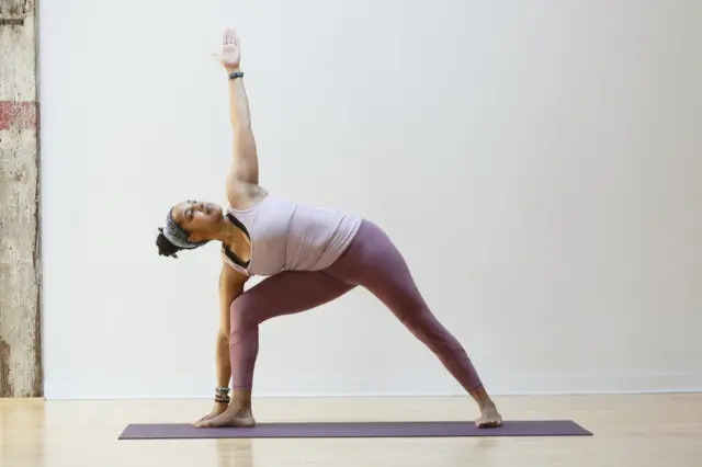 Mujer haciendo yoga.