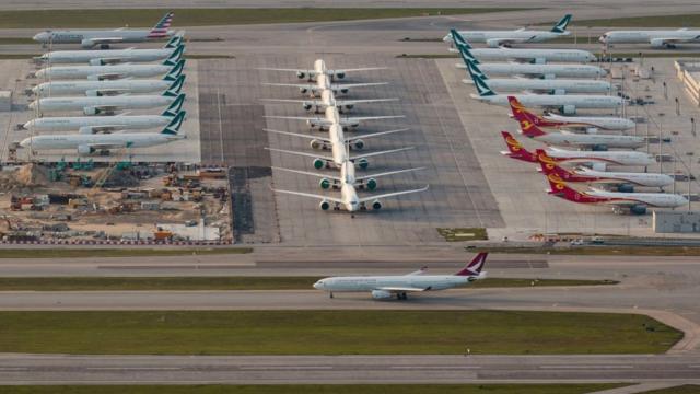 香港国际机场停机坪上的闲置客机（12/4/2020）