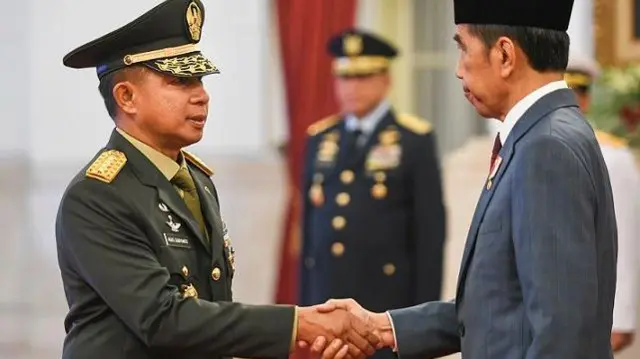 Presiden Joko Widodo (kanan) memberikan ucapan selamat kepada Jenderal TNI Agus Subiyanto usai dilantik menjadi Kepala Staf Angkatan Darat (KSAD) di Istana Negara, Jakarta, Rabu (25/10/2023).