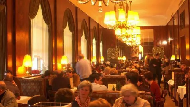 Café Landtmann, inayotembelewa sana na Freud, inasalia kuwa maarufu hadi leo.
