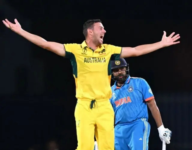 हेज़लवुड ने अपने पहले ओवर में दो भारतीय बल्लेबाज़ों को शून्य पर आउट किया