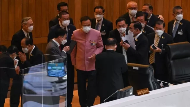 อภิปราย