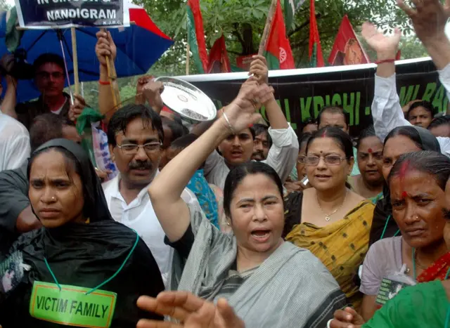 साल 2007 में सिंगूर और नंदीग्राम में पुलिस कार्रवाई के ख़िलाफ़ दिल्ली में प्रदर्शन करतीं ममता बनर्जी