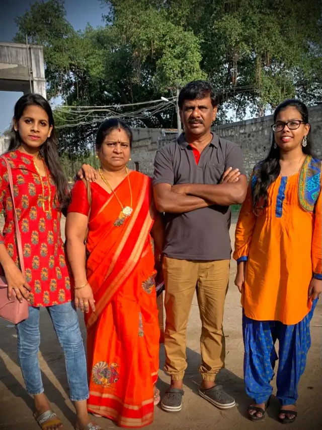 பாம்பு பிடிக்கு தந்தை மகள்