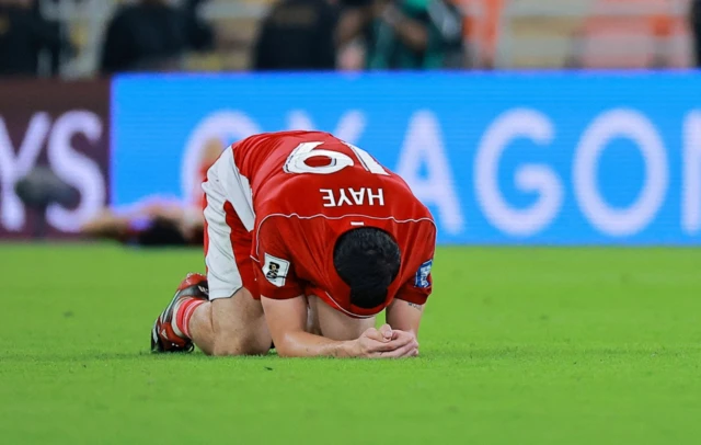 Thom Haye, terlihat menangis di lapangan setelah kekalahan Indonesia dari Irak.