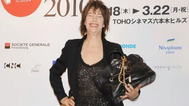 Jane Birkin qui pose avec le sac Hermès à son nom