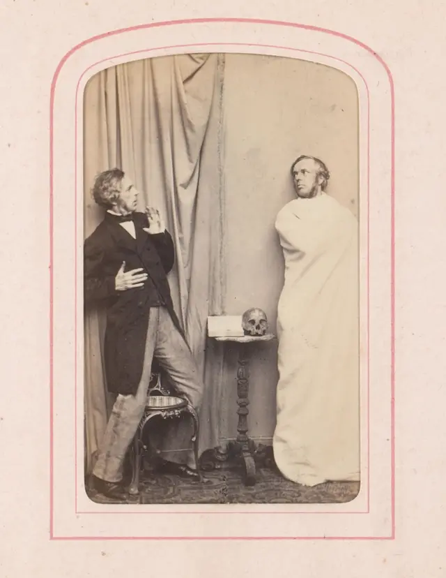 Два чоловіки здивовано дивляться один на одного