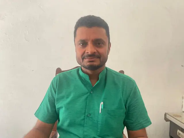 स्थानीय पत्रकार हनुमान सिंह मानते हैं कि अंबेडकर नगर की लड़ाई इस बार मुश्किल दिखाई दे रही है