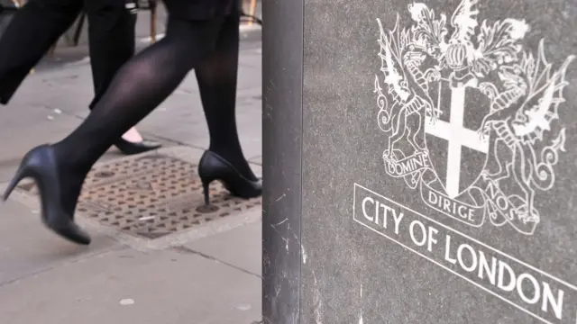 Женщина проходит мимо герба Лондон-Сити, 2017 год.