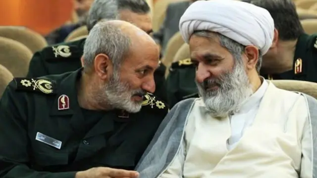 محمد کاظمی (چپ) رییس سابق سازمان حفاظت اطلاعات سپاه پاسداران روز دوم تیر ۱۴۰۱ به جای حسین طائب (راست) به ریاست سازمان اطلاعات سپاه پاسداران منصوب شده است