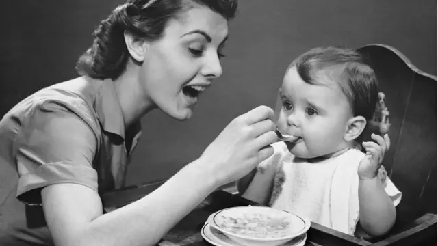 Мать кормит ребенка