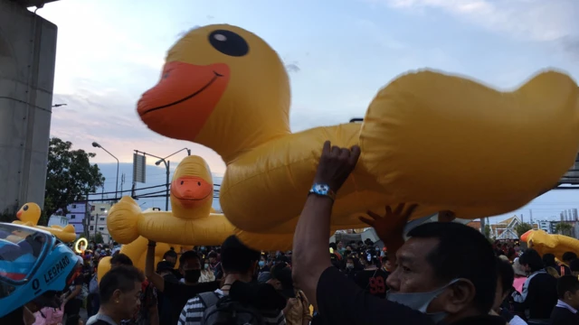 กลุ่ม "ราษฎร" ถึงราบ 11 ตั้งคำถาม "กองกำลังส่วนพระองค์"