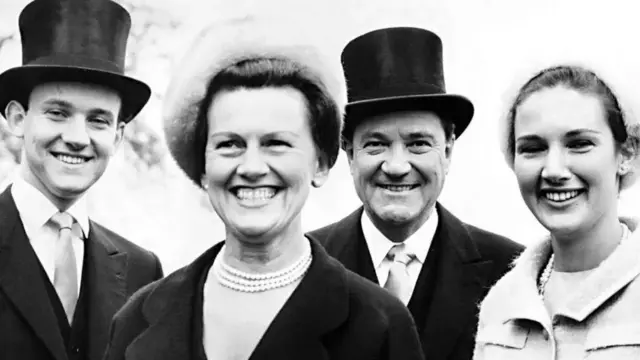 Мюріель та Алік Маккей з дітьми на фото 1965 року