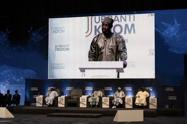 Une vue de la scène présidentielle 