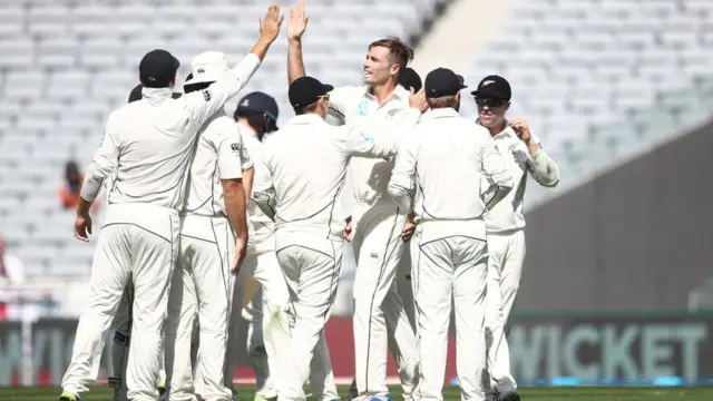 டிம் செளத்தியை வாழ்த்தும் சக வீரர்கள்