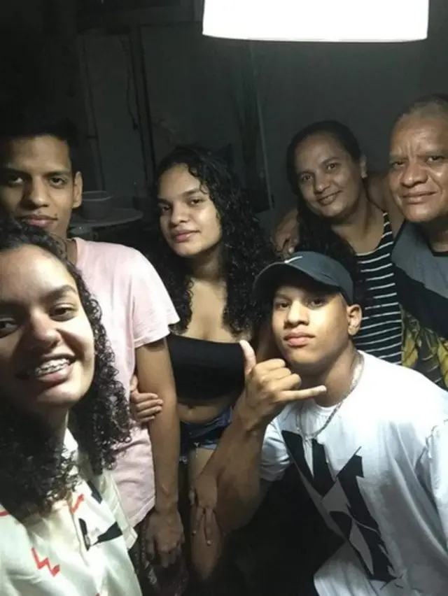 Ivani com o marido e os filhos