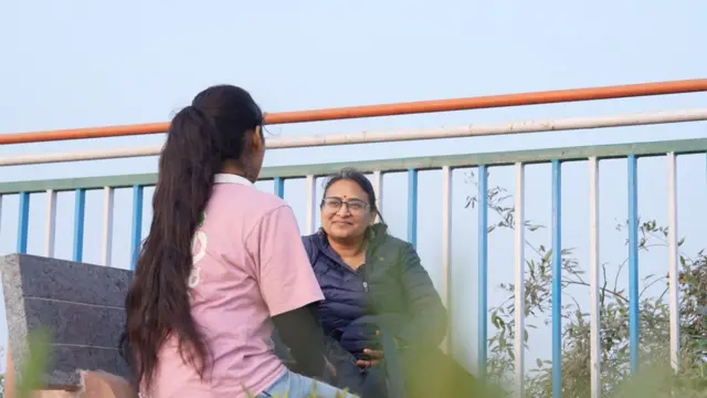 मधुबनी से पटना पढ़ने आई पिंकी कहती हैं कि एक-एक करके उनके साथ पढ़ने वाली लड़कियों की शादी हो गई