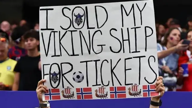 FIFA waxay ku qiyaastay in Koobka Adduunka uu ku biirin doono qiyaastii $41 bilyan dhaqaalaha adduunka, iyadoo $17 bilyan ay ku kordhi doonto dhaqaalaha Mareykanka oo keliya, waxayna abuuri doontaa 185,000 oo shaqo, taas ooah inta badan qaybta martigelinta.
