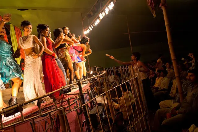 બિહાર, મૃત્યુ, શોક, નાચનારી યુવતીઓની કહાણી, જીવન, ટ્રૅન્ડ, સમાજ, સંસ્કૃતિ, બીબીસી ગુજરાતી 