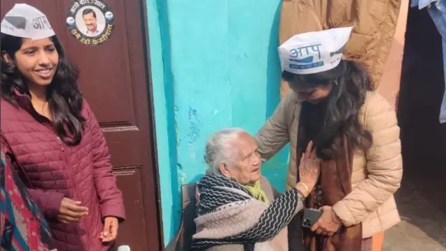 अरविंद केजरीवाल का प्रचार करते बेटी हर्षिता केजरीवाल और पत्नी सुनीता केजरीवाल