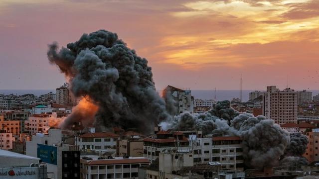 이스라엘의 보복 공습으로 파괴된 가자지구 내 건물