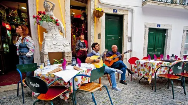 رجلان يعزفان الموسيقى