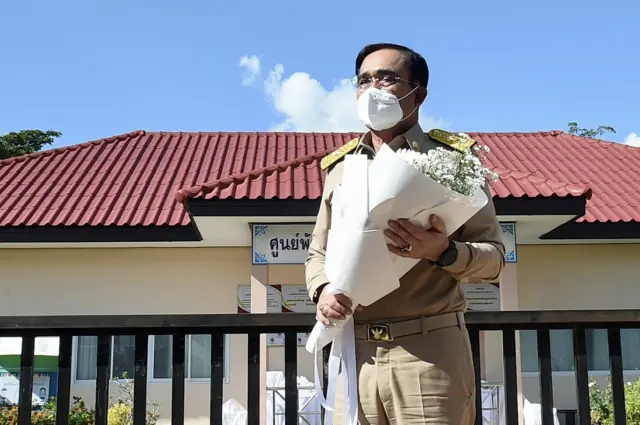 น﻿ายกฯ ลงพื้นที่วางดอกไม้