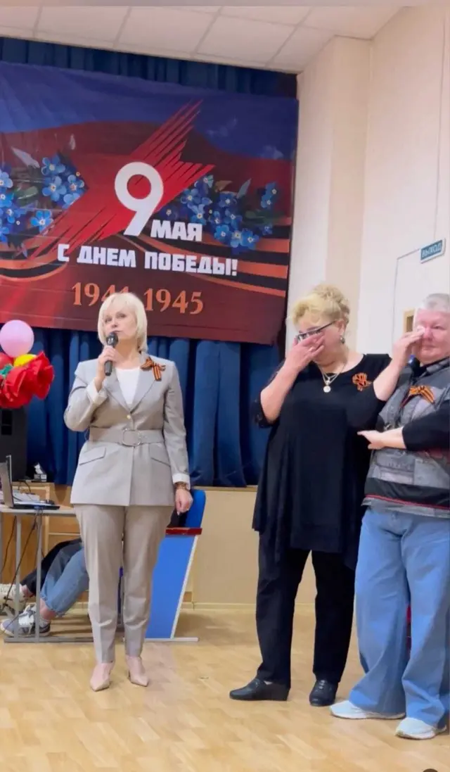 Tetka Aleksandra Petlinskog govori deci na memorijalnoj ceremoniji u njegovoj bivšoj školi u Čeljabinsku 