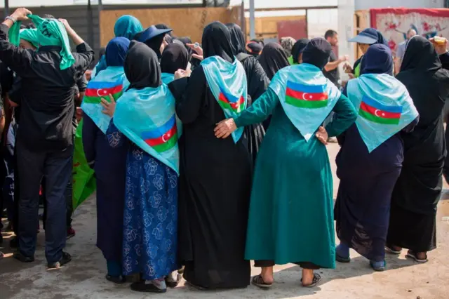 اکثریت جمعیت جمهوری آذربایجان مسلمان شیعه هستند و از نظر تاریخی پیوند تنگاتنگی بین مردم این سرزمین و ایرانیان وجود دارد