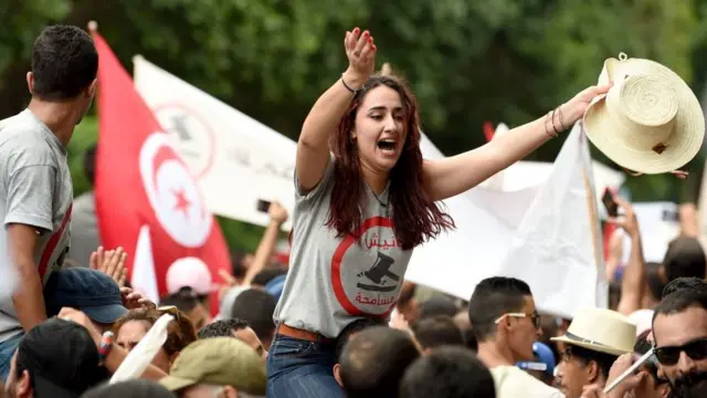 صورة أرشيفية لأعضاء حملة "مانيش مسامح" الرافضة لمشروع قانون المصالحة مع المتورطين في الفساد