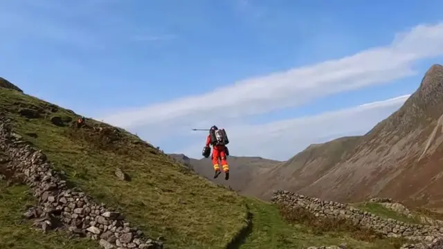 2020 செப்டம்பரில், கிராவிட்டி இன்டஸ்ட்ரீஸ் நிறுவனத்தின் ரிச்சர்ட் பிரவ்னிங், தமது நிறுவனத்தின் பறக்கும் பேக்கின் செயல்பாட்டை லேக் மாவட்டத்தில் செய்து காட்டினார்