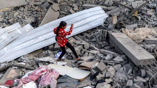 Una niña camina entre los escombros en Rafah el 24 de abril de 2024