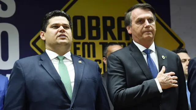 Alcolumbre e Bolsonaro cantam o hinoesports fantasy bettingevento