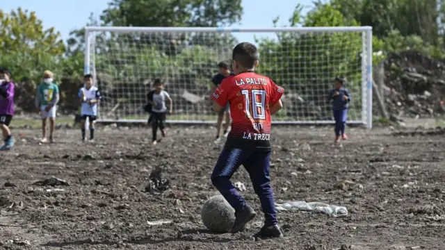 Niños jugando fútbol.
