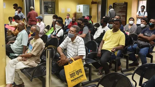 కోల్కతా మున్సిపల్ కార్పొరేషన్లో డెత్ సర్టిఫికేట్ల కోసం వేచి ఉన్న మృతుల బంధువులు