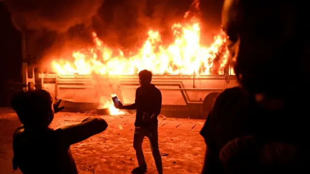 இலங்கையில் ஜனாதிபதி வீட்டின் முன் நள்ளிரவில் வெடித்த வன்முறை